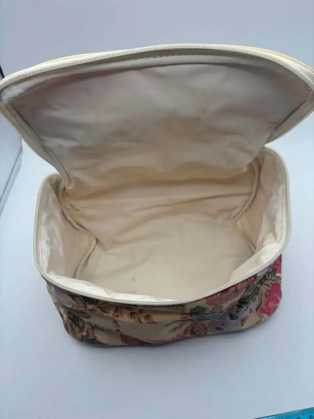 Oscar de la Renta cream background